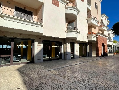 Foto Locale commerciale a Canosa di Puglia Centro di 290 m² con 2 locali