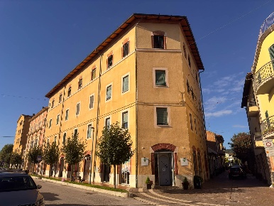 Foto Negozio in Via Michelangelo Buonarroti 50, Chiusi Chiusi Scalo