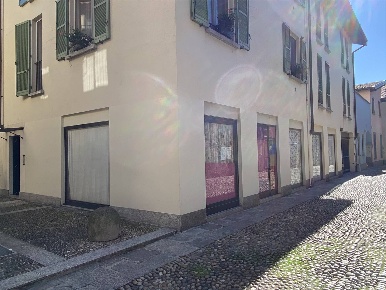 Foto Negozio in Via Conte Amizzone  12, Arona Centro di 90 m² con 2 locali
