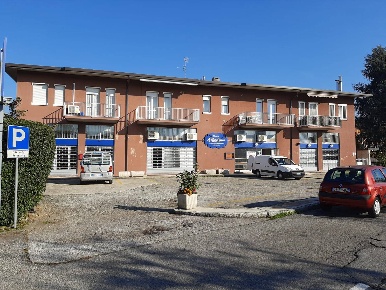 Foto Negozio in via Azzano 31, Stezzano Campagnola di 343 m² con 5 locali
