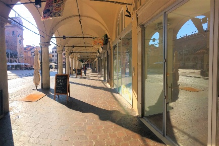 Foto Negozio a Mantova Centro di 400 m² con 12 locali in affitto