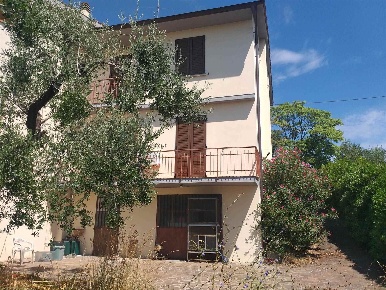 Foto Villa bifamiliare a Carmignano Comeana di 200 m² con 6 locali
