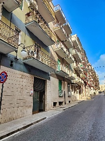 Foto Negozio in Via Antonio Karusio 64, Putignano di 66 m² con 1 locali