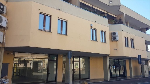 Foto Negozio in piazza perotti 5, Cossato Centro di 80 m² con 1 locali