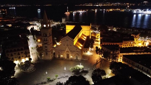 Foto Attività commerciale a Messina Centro Storico di 90 m² con 5 locali