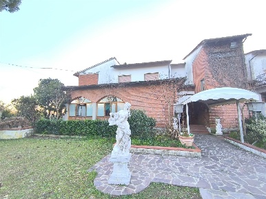 Foto Hotel a Terranuova Bracciolini di 1100 m² con 20 locali in vendita