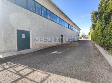 Foto Locale commerciale in Via Variante Tiberina 19, Fiano Romano di 920 m²