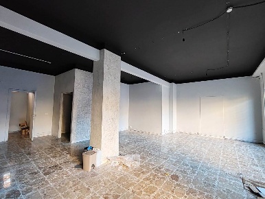 Foto Negozio in Via Mameli  42 B, Monterotondo Centro di 83 m² con 1 locali