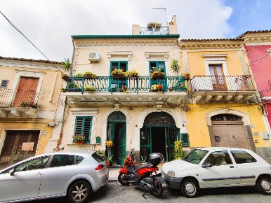Foto Negozio in Via Vittorio Emanuele  154, Motta Sant'Anastasia di 103 m²