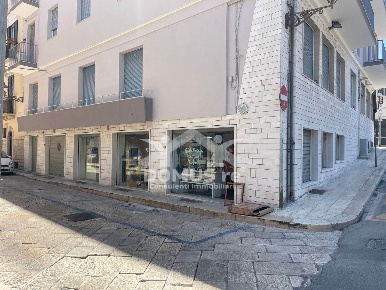 Foto Locale commerciale in Via Ugo Bassi, Andria Centro Storico di 230 m²