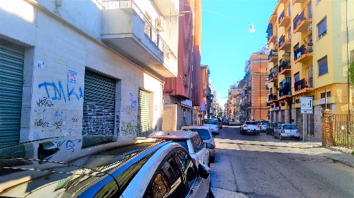 Foto Negozio in via xxiv Maggio, Cosenza Centro di 210 m² con 1 locali