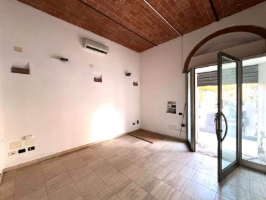 Foto Locale commerciale a Cecina Cecina Centro di 40 m² con 2 locali