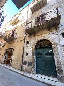 Foto Ufficio in Via Armando Diaz 41, Alcamo Centro di 90 m² con 2 locali
