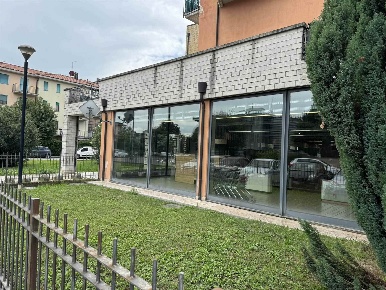 Foto Negozio in via don luigi palazzolo, Lallio di 980 m² in vendita