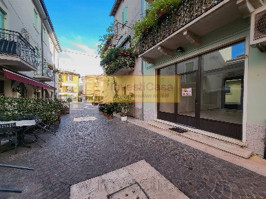 Foto Negozio a Lazise di 51 m² con 1 locali in vendita