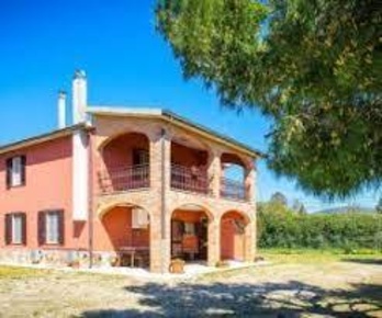 Foto Agriturismo a Orbetello di 278 m² con 16 locali in vendita