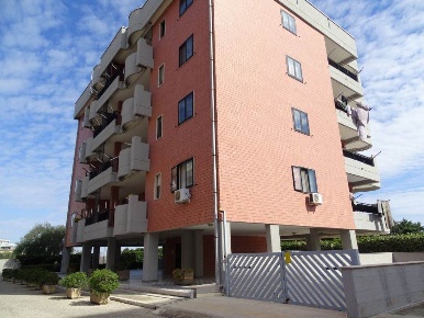 Foto Magazzino in Via Gentile 69, Bari Japigia di 350 m² con 1 locali