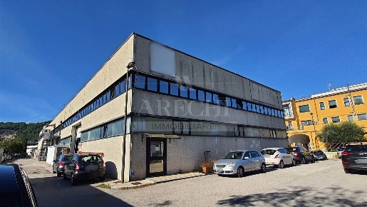 Foto Negozio a Salerno Zona Industriale - San Leonardo di 1500 m²