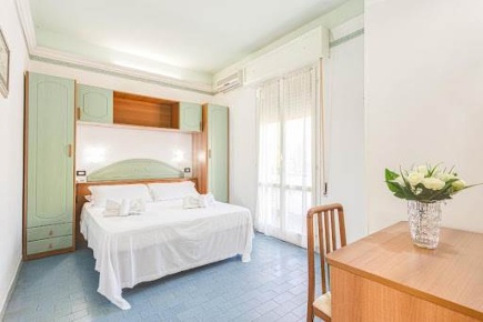Foto Hotel a Gatteo di 800 m² con 28 locali in vendita