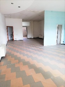 Foto Locale commerciale a Poggibonsi di 104 m² con 1 locali in vendita