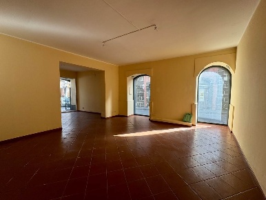Foto Locale commerciale in Via Etnea 164, Mascalucia Centro di 85 m²