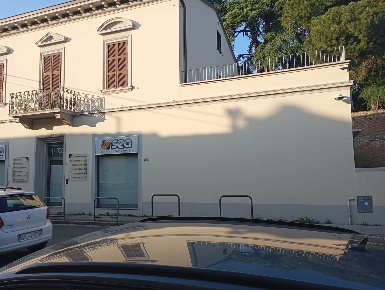 Foto Negozio a Prato Centro Storico - San Francesco di 50 m² con 2 locali