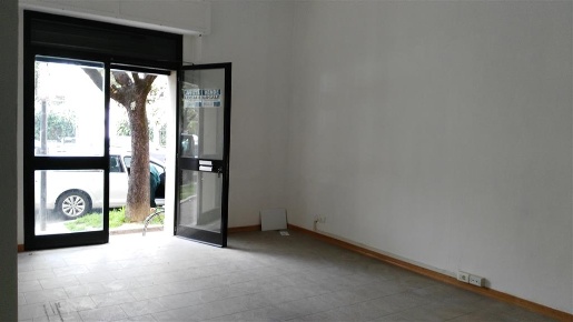 Foto Negozio in Via Curio Dentato, Terni Centro di 65 m² con 1 locali