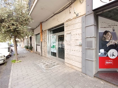 Foto Negozio a Salerno Mercatello - Mariconda di 153 m² con 2 locali