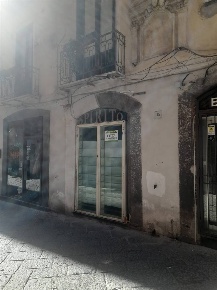 Foto Negozio a Salerno Centro Storico - Teatro Verdi di 35 m² in affitto