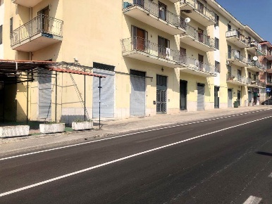 Foto Negozio in Via S. Andrea 33, Baronissi Antessano di 470 m² in vendita