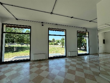 Foto Negozio in Parco Urbano, Abano Terme Centro di 82 m² con 1 locali