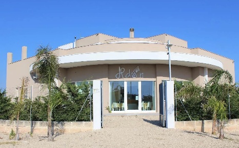 Foto Attività commerciale a Sannicola di 300 m² in vendita