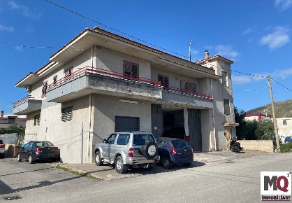 Foto Negozio a Mondragone di 210 m² con 3 locali in vendita