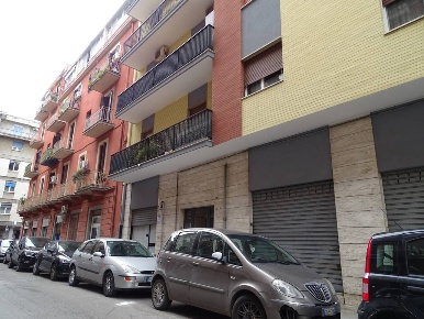 Foto Negozio in Via Podgora 14, Bari Poggiofranco di 651 m² con 3 locali