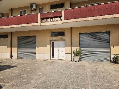 Foto Magazzino in via san lorenzo, Mesagne di 334 m² con 1 locali
