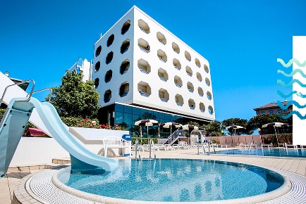 Foto Hotel a Cesenatico di 3500 m² con 97 locali in vendita