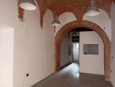 Foto Negozio in Via Fratini 42, Terni Centro Storico di 45 m² con 1 locali