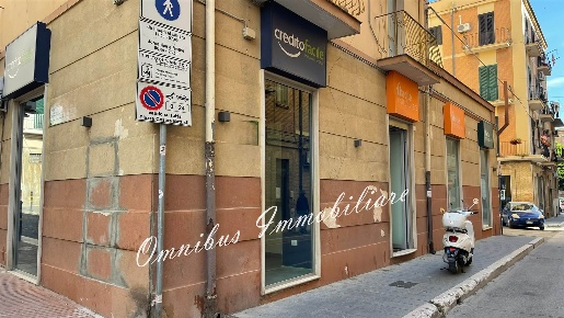 Foto Locale commerciale in via saverio altamura, Foggia di 138 m²