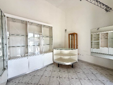 Foto Attività commerciale in Aldo Moro 23, Cecina Cecina Centro di 25 m²