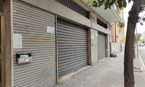 Foto Negozio in via montegrappa 35, Cosenza Centro di 66 m² con 1 locali