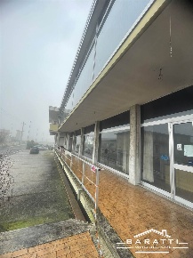 Foto Attività commerciale a Curtatone di 888 m² con 10 locali in vendita