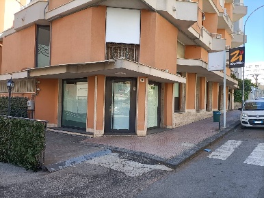 Foto Negozio in via Leone XIII, Caltanissetta Centro di 256 m² con 3 locali