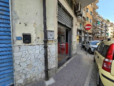 Foto Negozio in Via Gelso 85, Salerno Carmine di 90 m² con 2 locali