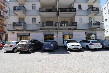 Foto Negozio in Viale dei Lecci 45, Martina Franca di 250 m² con 1 locali