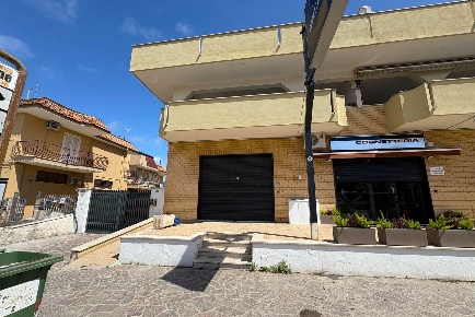 Foto Negozio in DOMITIANA  704, Mondragone di 80 m² con 1 locali in affitto