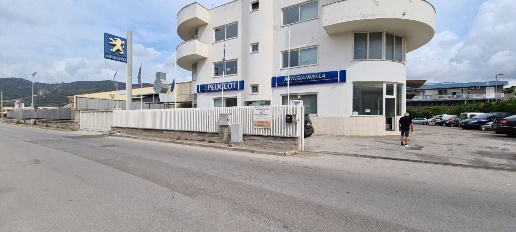 Foto Locale commerciale a Salerno Zona Industriale - San Leonardo di 850 m²