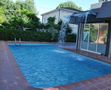 Foto Hotel a Rimini Rivabella di 2200 m² con 69 locali in vendita