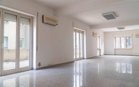 Foto Ufficio a Cosenza Centro di 198 m² con 8 locali in vendita