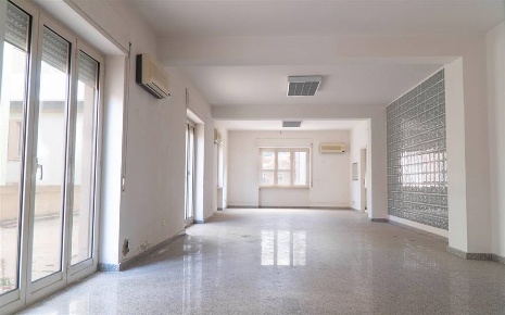 Foto Ufficio a Cosenza Centro di 198 m² con 8 locali in vendita