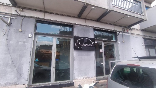 Foto Negozio in VIA PETRALIA, Aci Catena Centro di 78 m² con 2 locali
